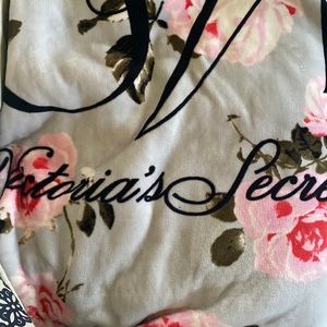 Gorgeous SOFT AS BUTTER SHERPA REVERSIBLE VICTORIA SECRET BLANKET! Lavender